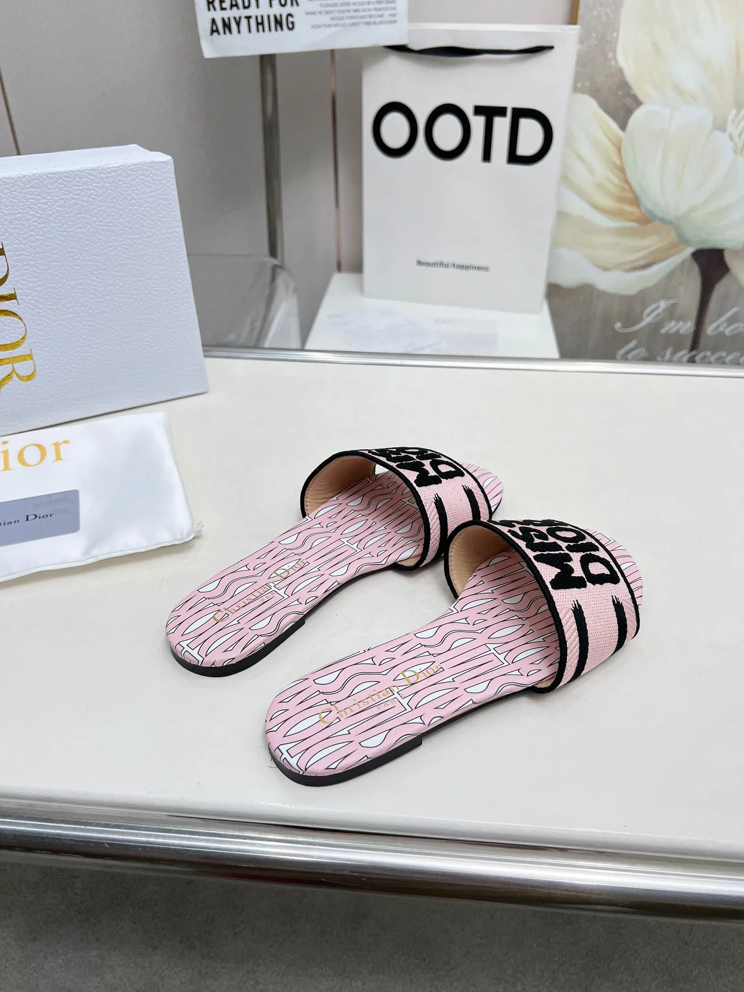 👟👟Ex-factory price 300👟👟 •Dior women's presbyopic embroidered leather-soled slippers Christian Dior has always been synonymous with magnificence and elegance, and has always been at the top of the fashion world👍 What is particularly worth mentioning is: the embroidered ✨ pattern on the sole, which reproduces one of the cherished symbols of Christian Dior✅More than a hundred colors to choose from ◽️️Upper: selected top-quality embroidered cotton ◽️Inner lining: imported sheepskin ◽Number 35-40 (41.42.43 customized)